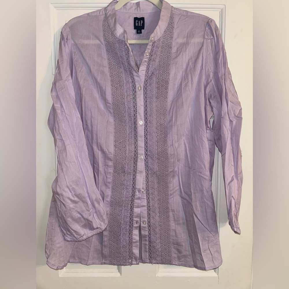 GAP women’s Lavender Button up